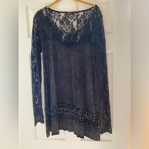 BLACK LACE TOP BY PARTY. LONG SLEEVES WITH SOFT LACE. SIZE MED.